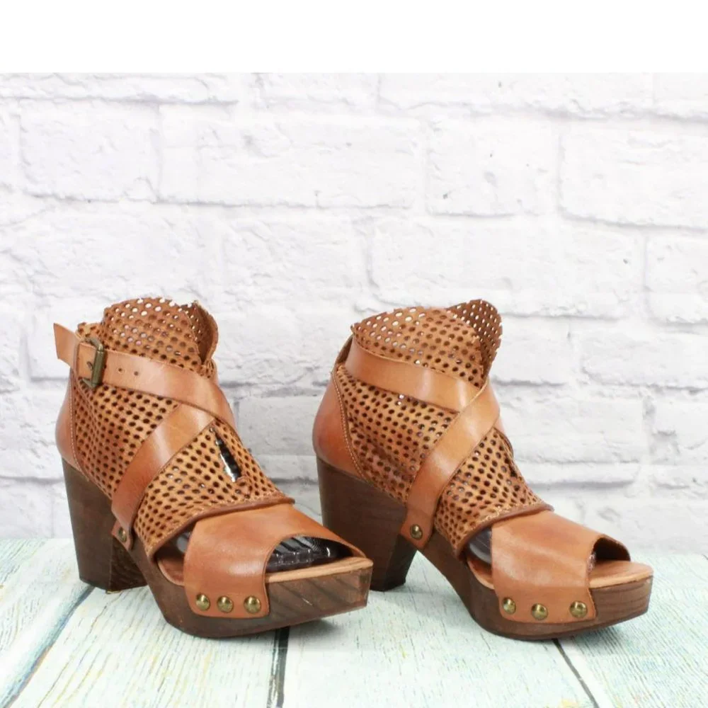 *Unbranded Brown Leather Slip On Perforated Casual Heeled Sandals Size - Picture 3 of 9